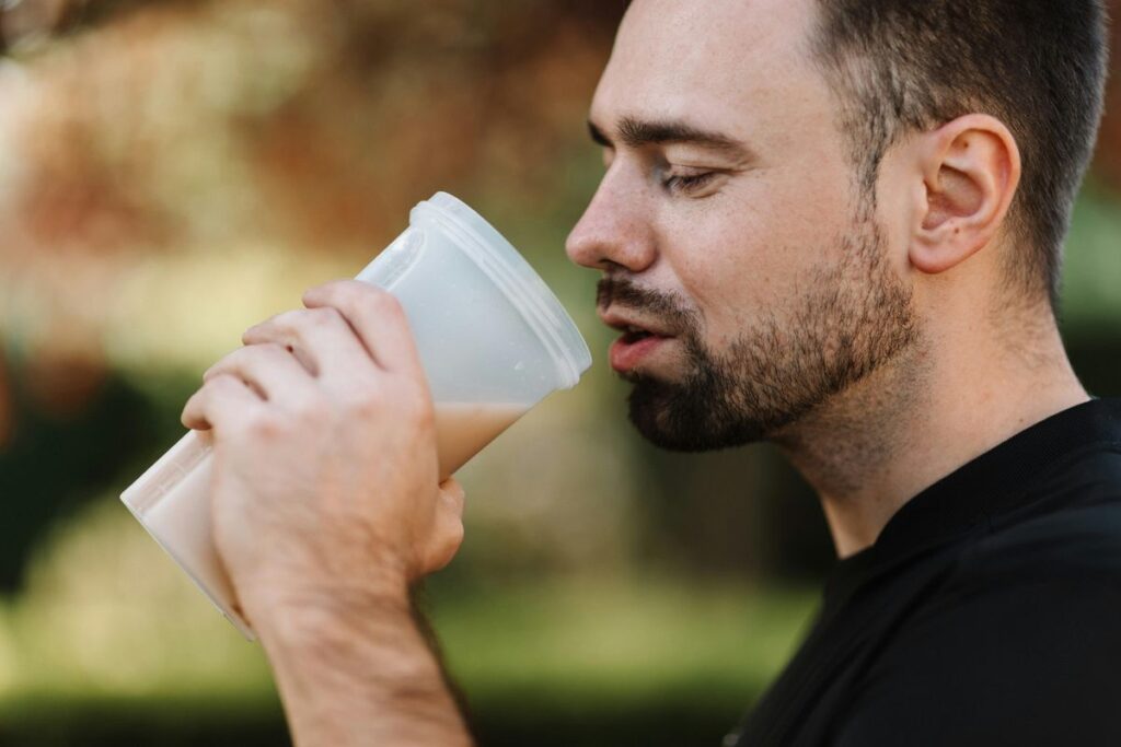 Protein Shake cremig wie im Fitnessstudio mit frischen Zutaten und Nährstoffen für ein effektives Workout.