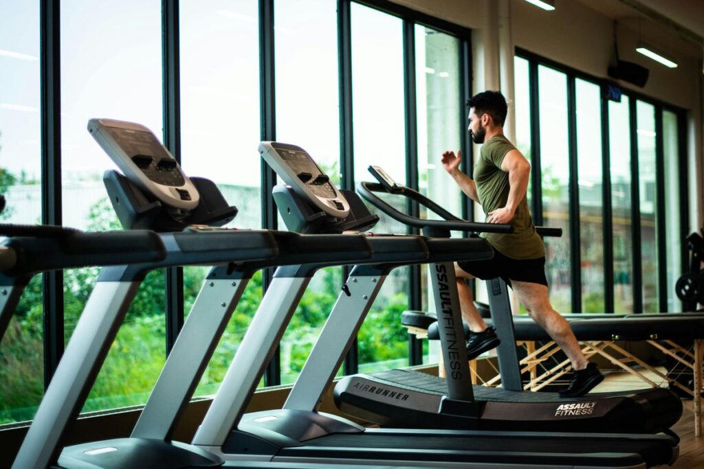 Gym Equipment zur Veranschaulichung, welche Muskeln werden beim Rudergerät trainiert.