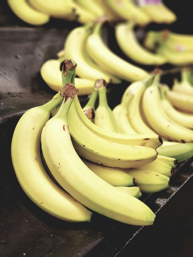 Bild von frischen Bananen zur Frage, wie viele Bananen am Tag empfohlen werden.