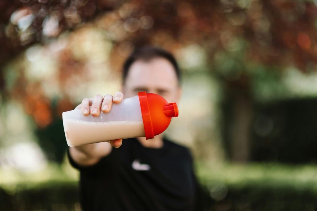 Bild zeigt Whey Protein, thematisiert in Artikel über was ist der Unterschied zwischen Whey Protein und normalem Protein.