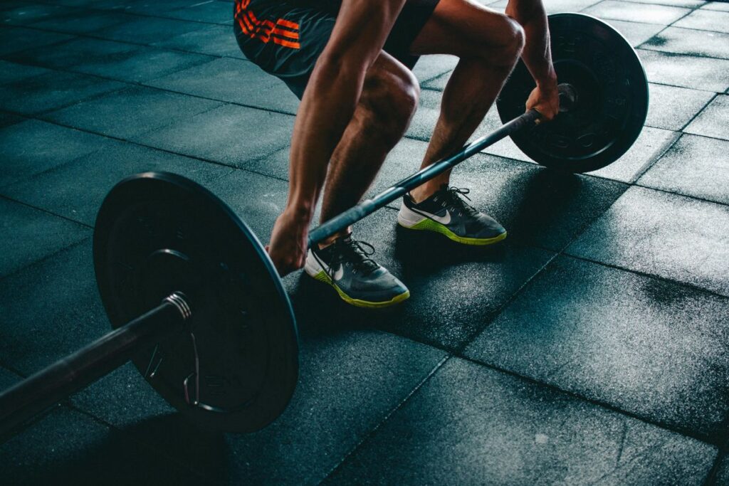 Seitheben-Übung für effektives Krafttraining im Fitnessstudio