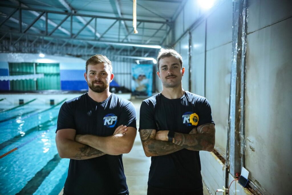 Mann beim Seitheben-Übung im Fitnessstudio für Schultertraining