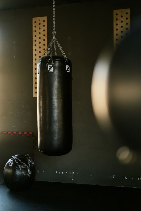 Boxtraining: welche Muskeln werden beim Boxen trainiert, Sportler beim Schlagtraining.